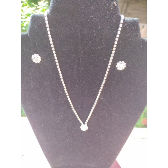 Sparkling Austrian Crystal Necklace Earring Set Perfect for Weddings Proms Gift - Picture 4 of 7